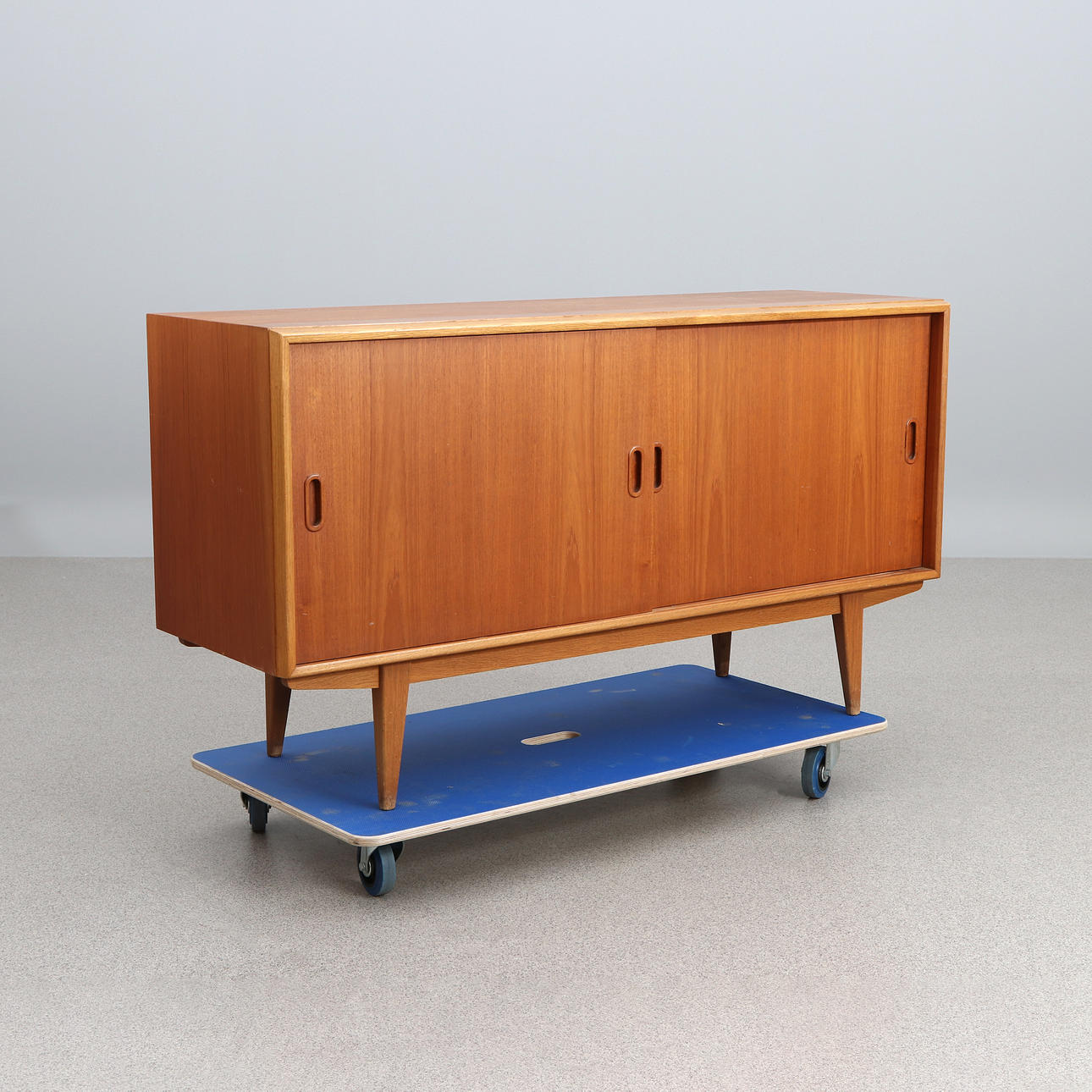 SIDEBOARD. Teak and oak. 1960s. It's unmarked.