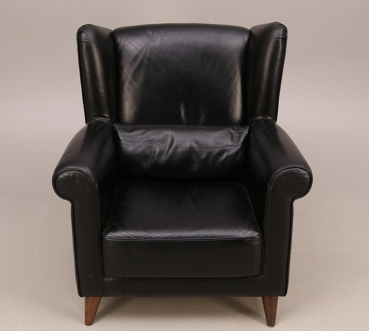 ÖRONLAPPSFÅTÖLJ, svart skinn, Nicoletti - Italien, 19-/2000-tal.