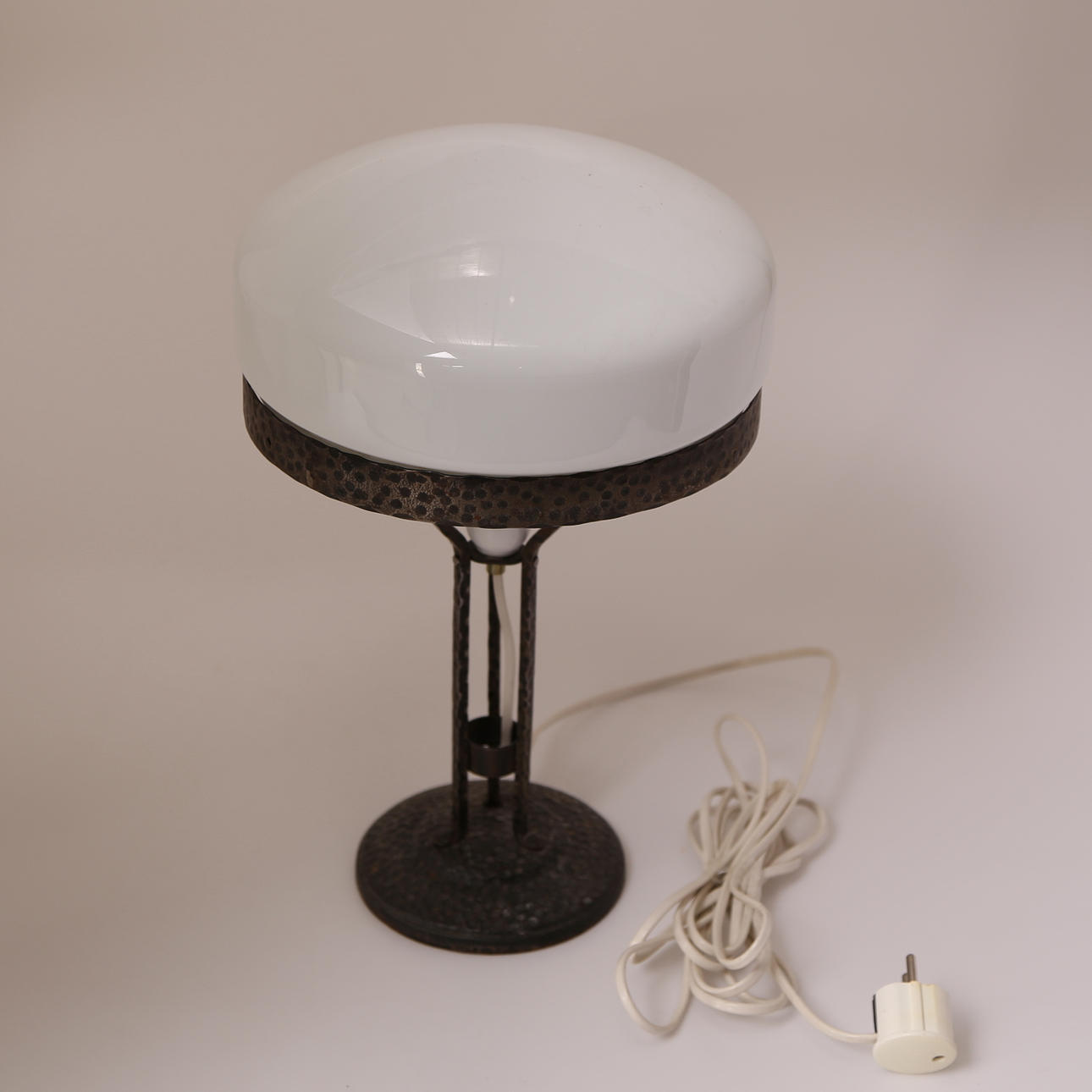 BORDSARMATUR, Strindbergslampa, smide, glaskupa, 1900-tal.