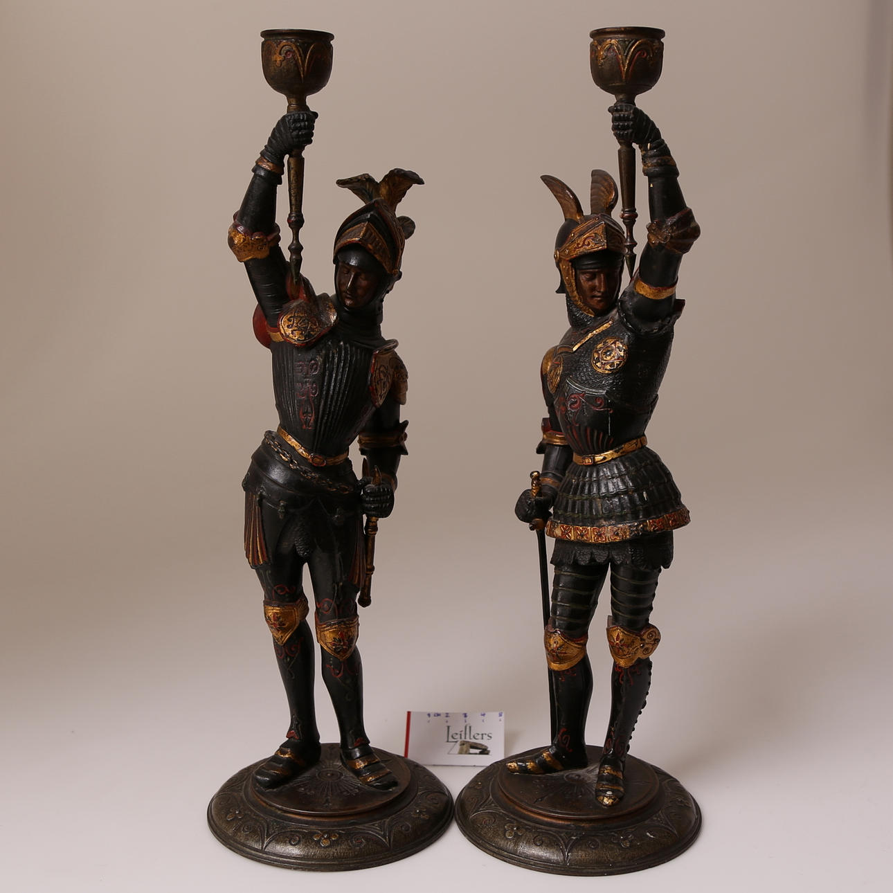 LJUSSTAKAR / STATYETTER, ett par, metall, förgyllda delar, 1900-tal.