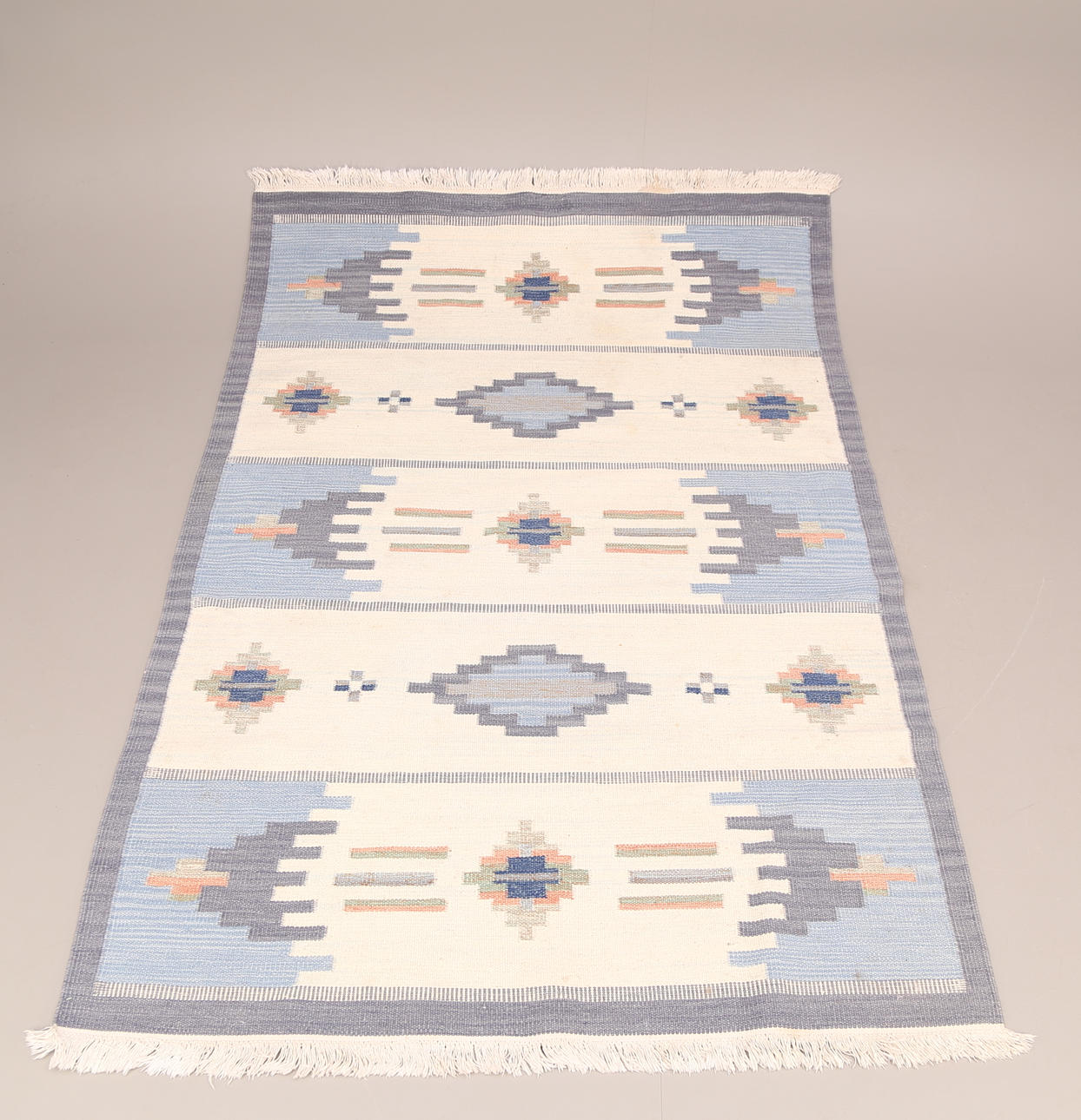 RÖLLAKANSMATTA, vit/blå botten, 166x230 cm, 1900-tal.