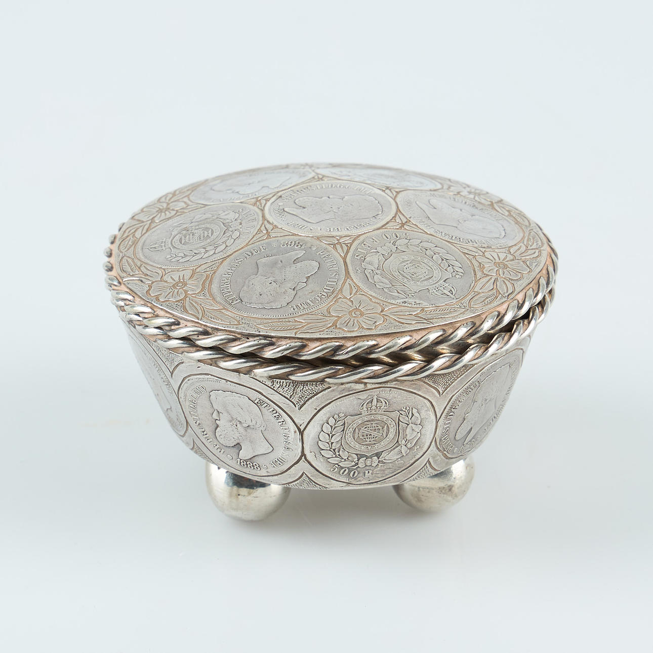 SCHALE MIT DECKEL, Silber, eingelassene Münzen, Brasilien.