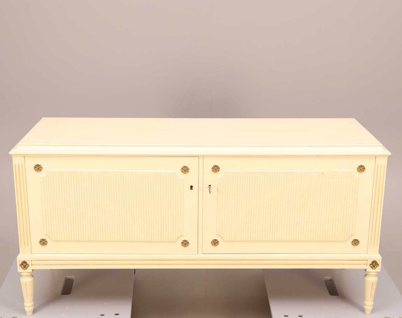 BUFFÈSKÅP, pardörrar, gustaviansk stil, gulvit, 1900-tal.