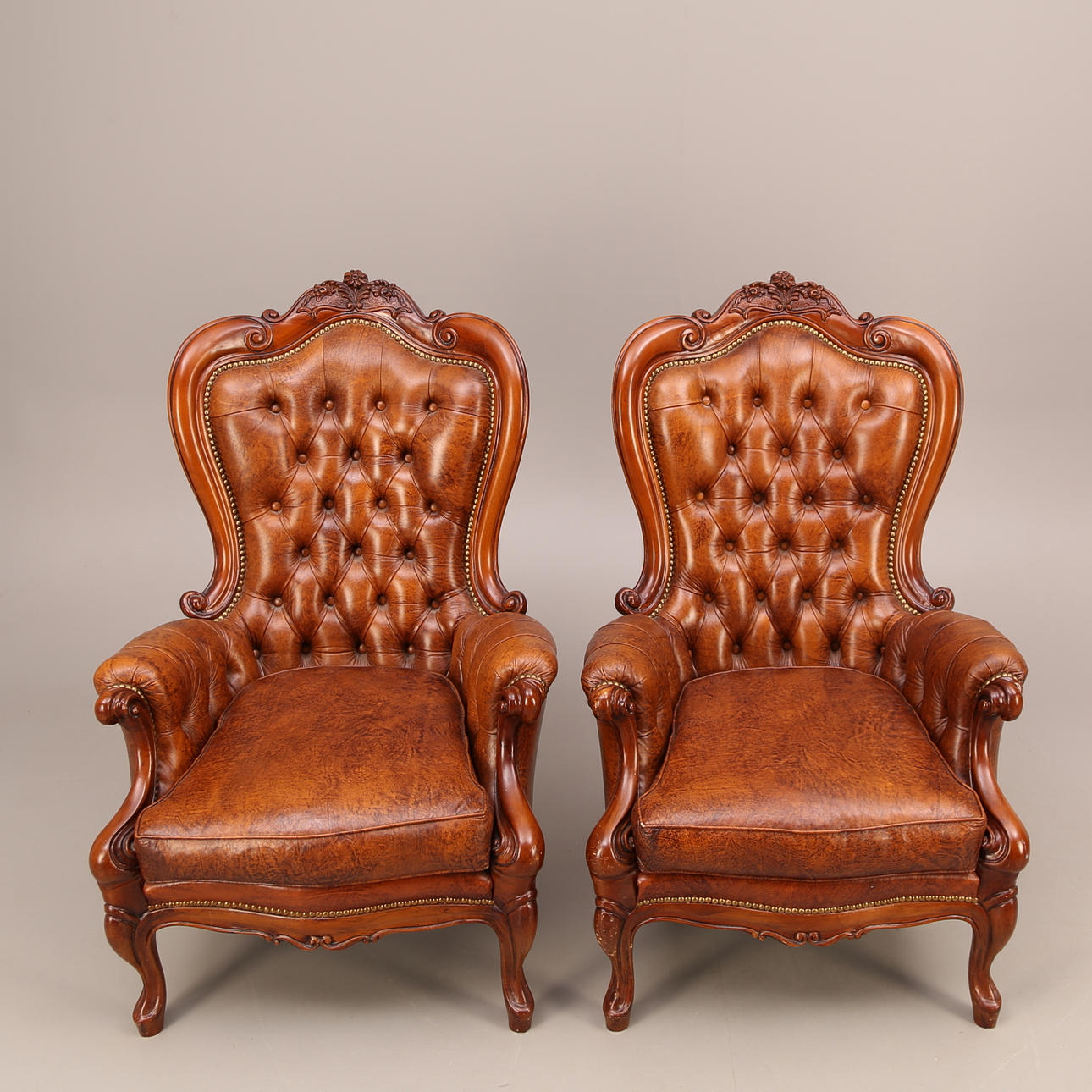 FÅTÖLJER, ett par, brunt melerat skinn, rokokostil, sent 1900-tal.