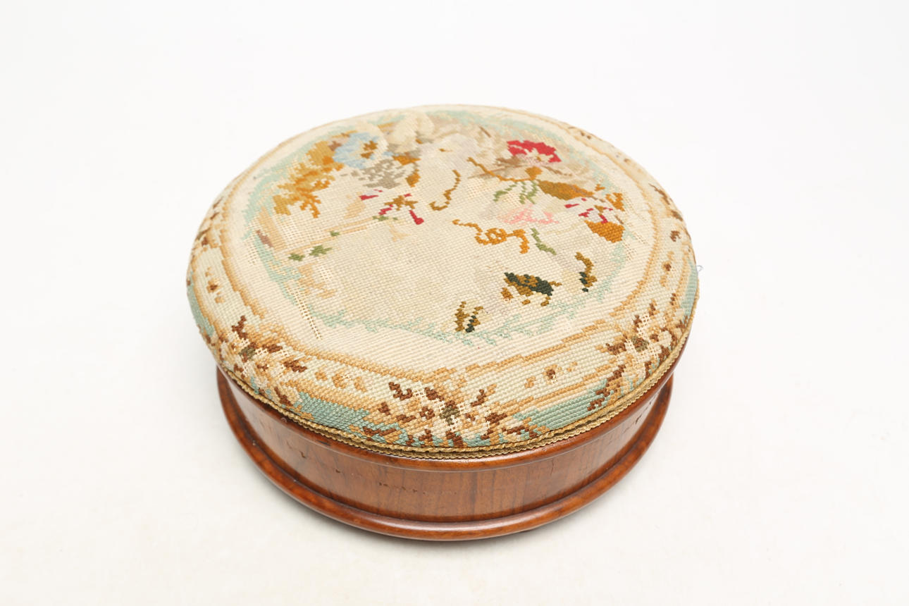 BRUDESAMMEL, træ/tekstil, Petit point, 1800-tallet.