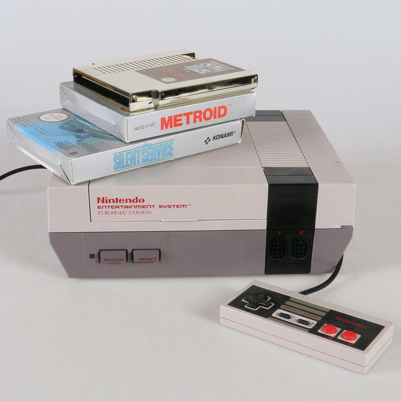 SPELKONSOL, samt spel, 8-bit NES-PAL-002, Nintendo.