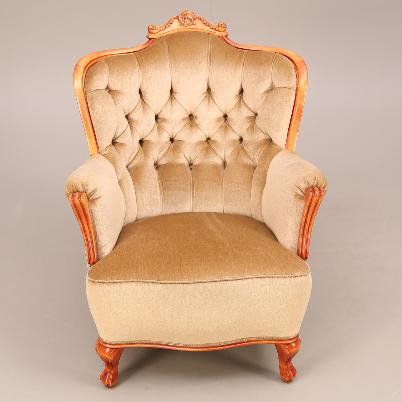 FÅTÖLJ, beige sammet, rokokostil ben, 1900-tal.