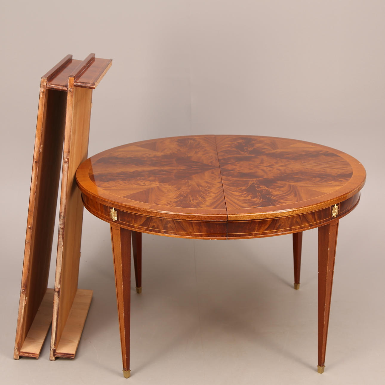 BORD, mahogny, två iläggsskivor, 1900-tal.