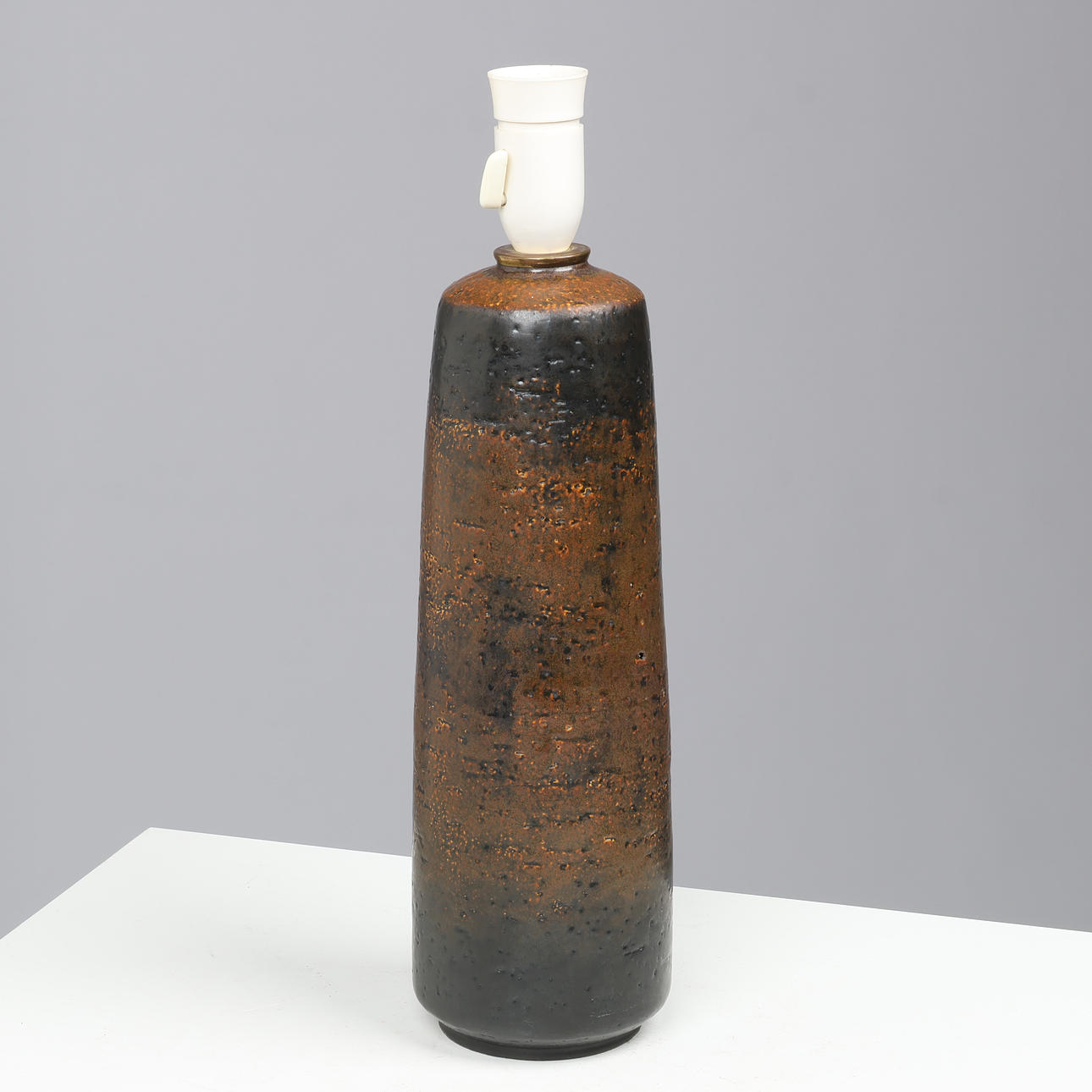 AXEL BRÜEL (1900-1977). Lámpara de mesa con forma de torpedo de gres chamota esmaltado, Nymølle, Dinamarca, años 60.