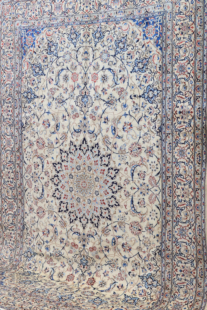 MATTA, persisk, nain med silkesinslag, 9 la, 364 x 254 cm.