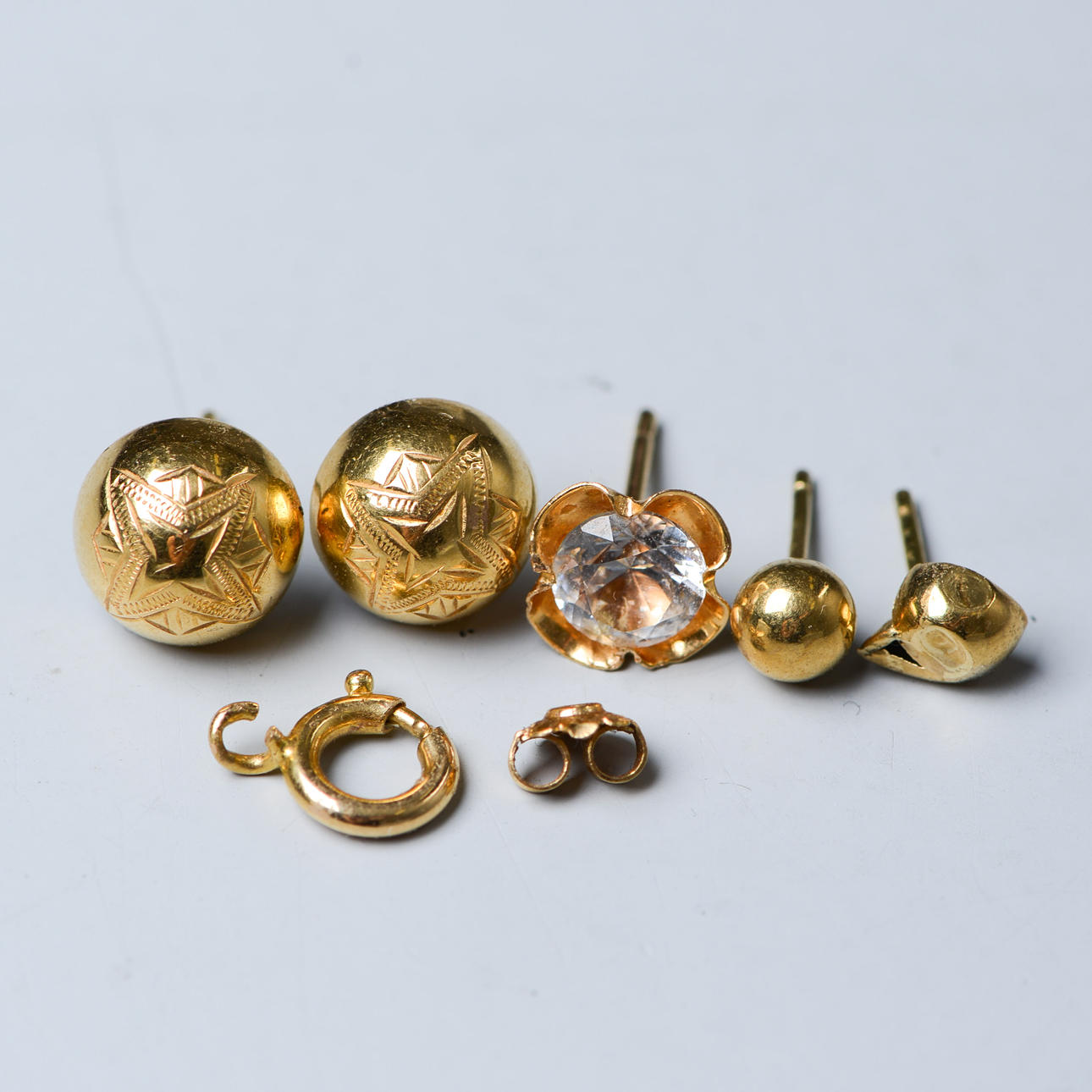 OBJETOS DE ORO, oro de 18 quilates.