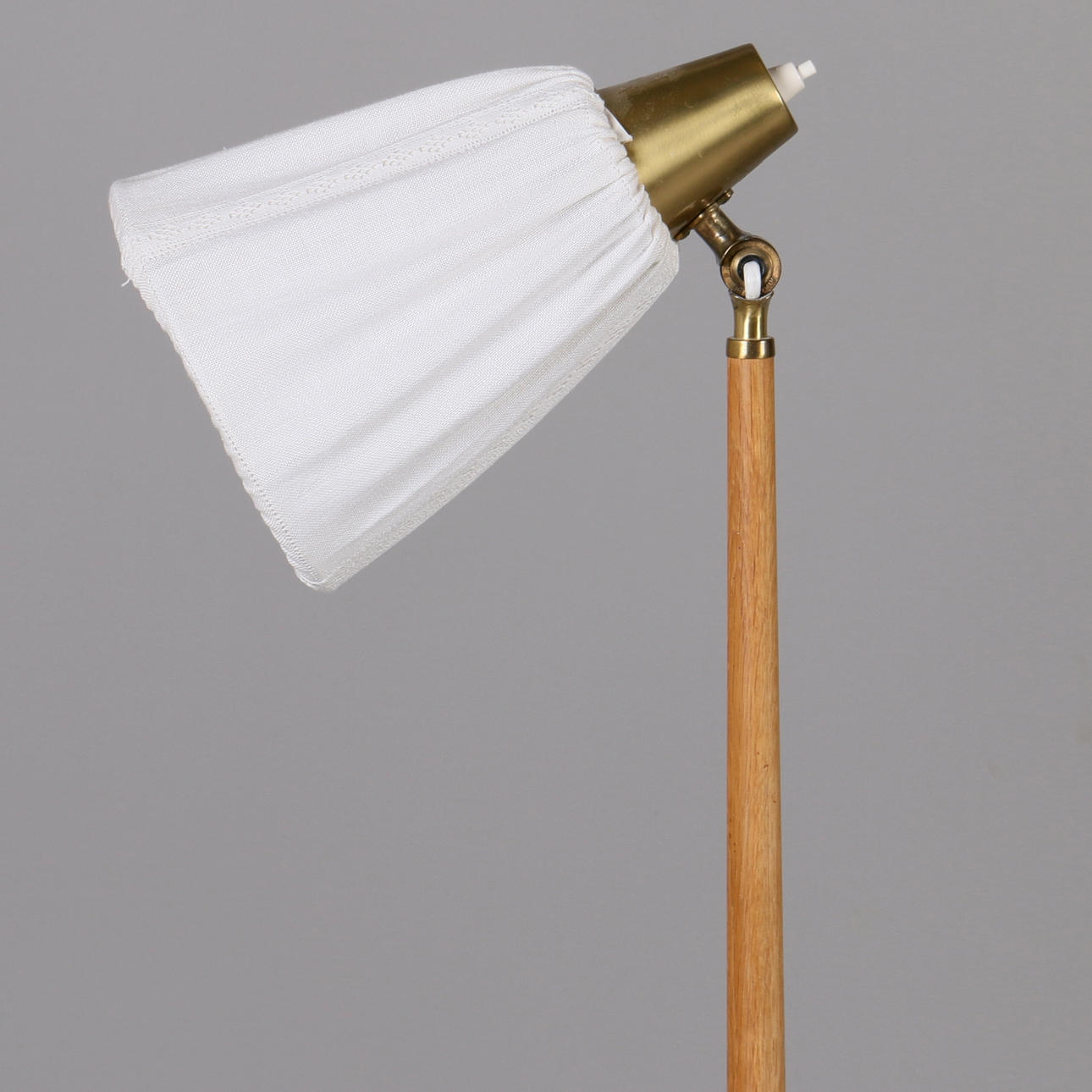 GOLVLAMPA, ek och mässing, 1900-talets andra hälft.