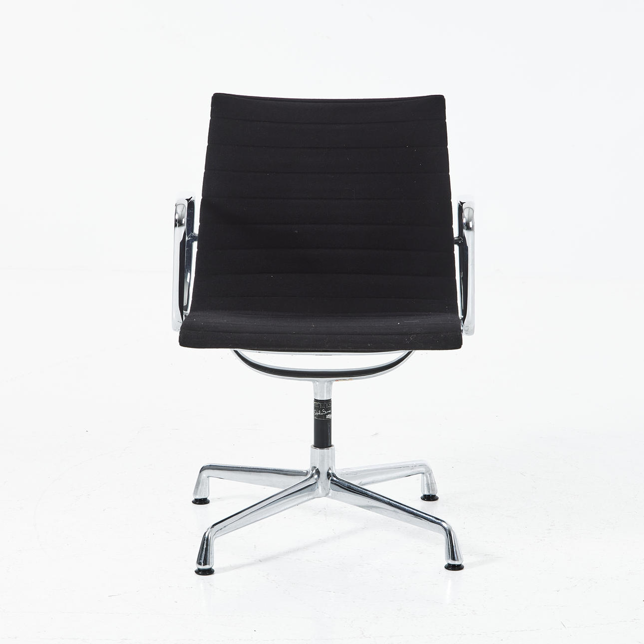 CHARLES & RAY EAMES, una silla de oficina.