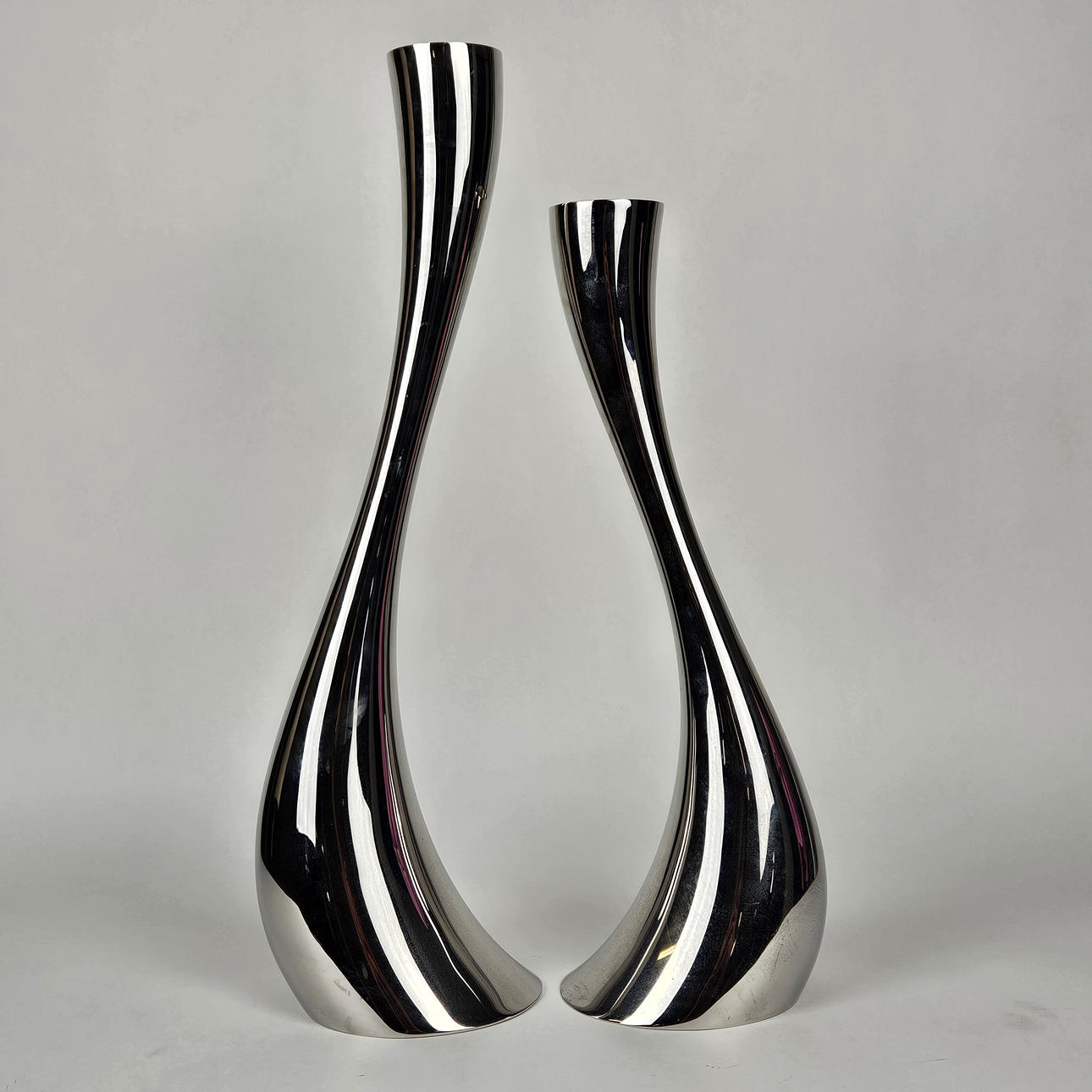 CONSTANTIN WORTMANN. Gulvlysestager, 2 stk. „Cobra“, rustfrit stål, Georg Jensen, Danmark.