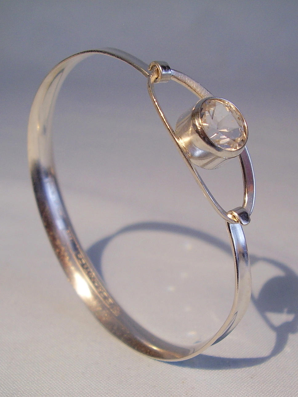 E.GRANIT ARMRING MED BERGKRISTALL.