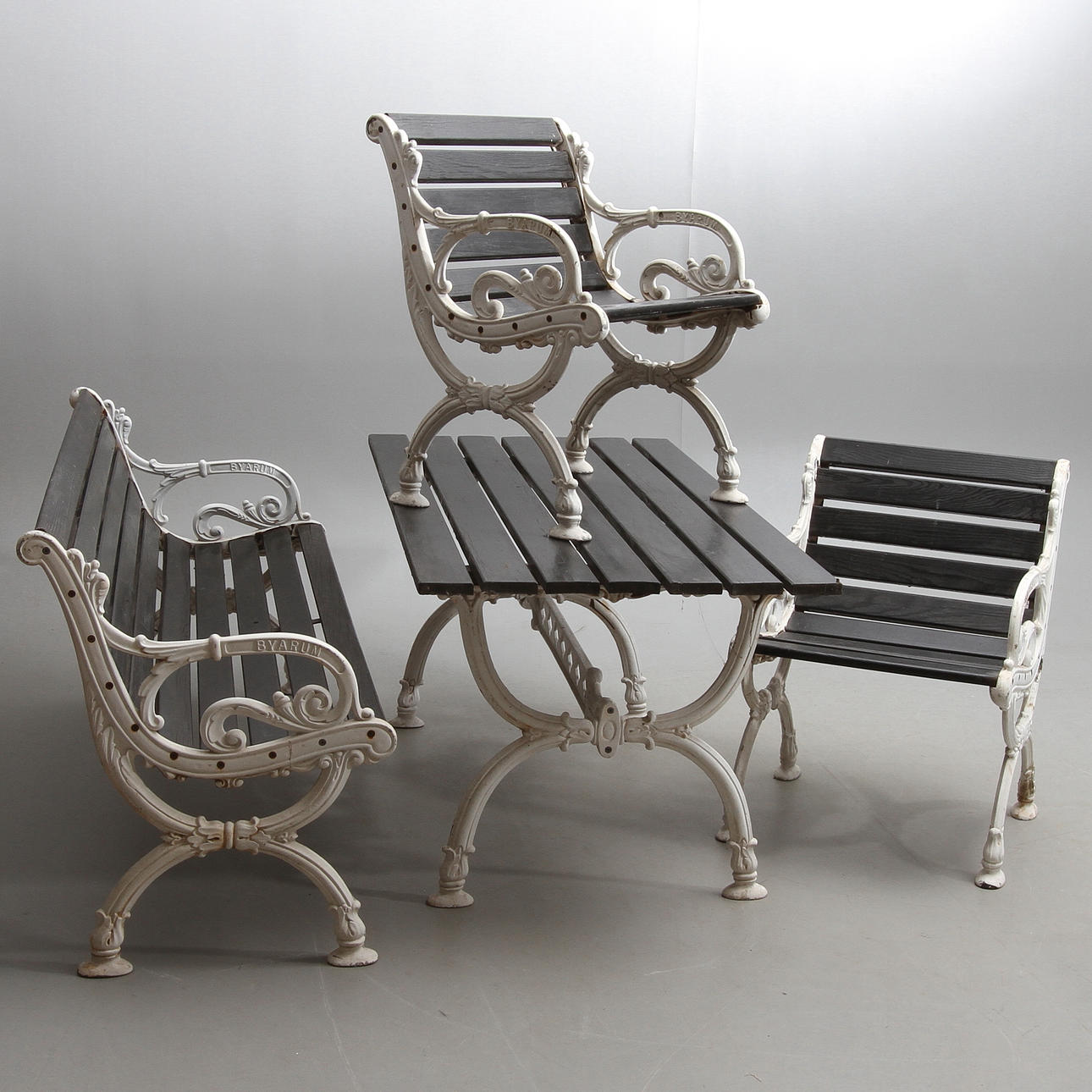 TRÄDGÅRDSGRUPP, 4 delar, Byarym, metall, 19/2000-talets andra hälft.