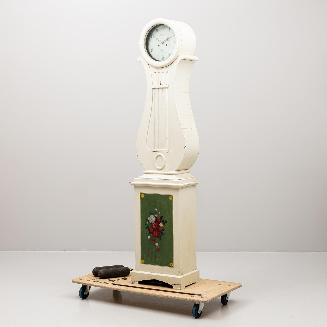 Reloj de pie, decorado con lira, del siglo XIX.