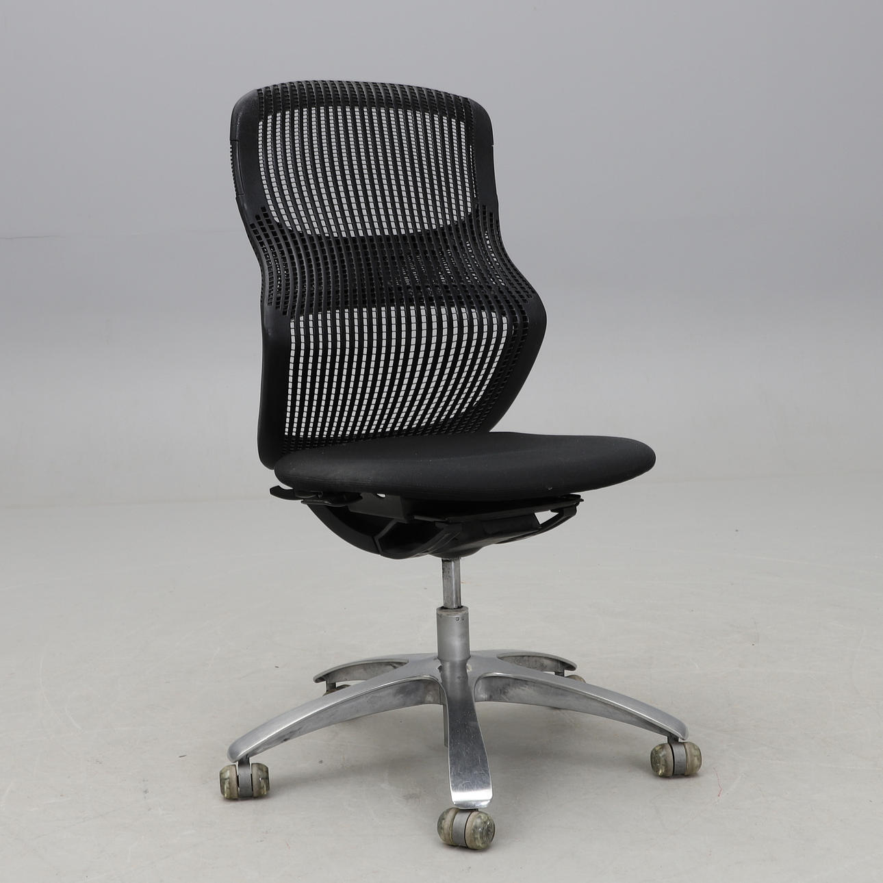 UNA SILLA DE OFICINA, «Generation», Knoll.