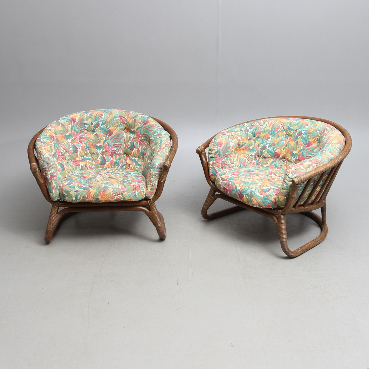 FÅTÖLJER 1 par, rotting, 1900-talets andra hälft.