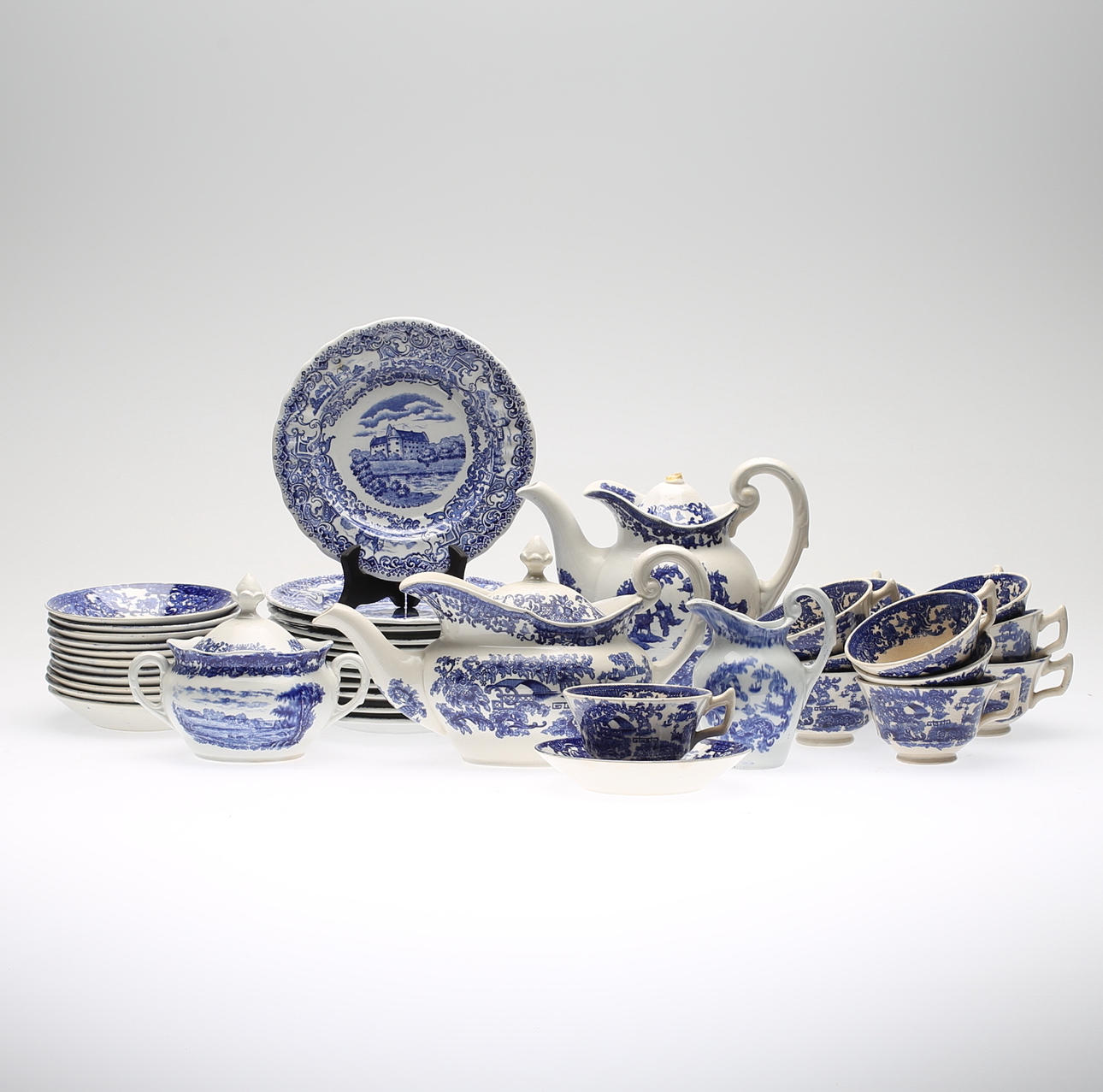 SERVISDELAR, 28 delar, porslin, bl a "Svenska Slott", Rörstrand.