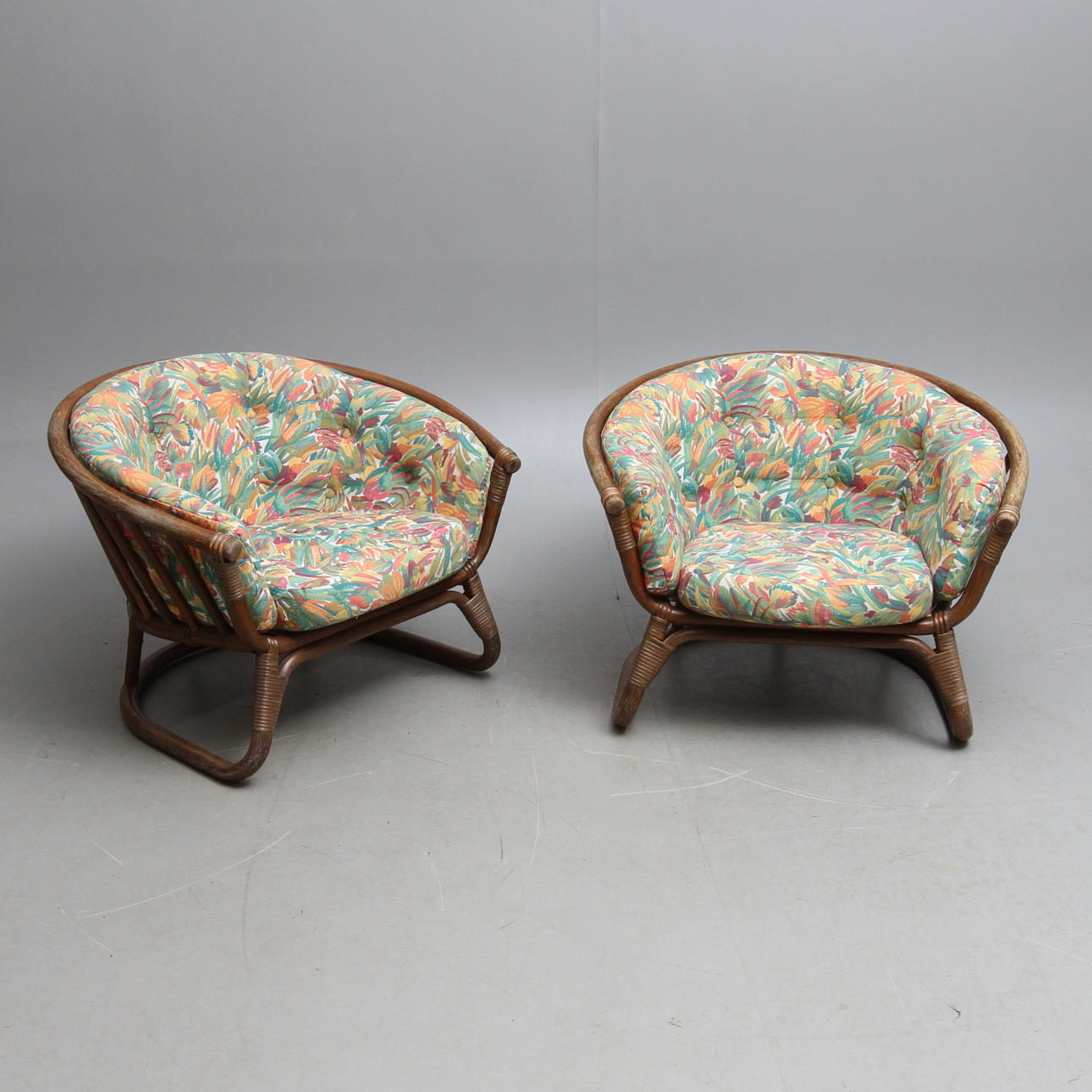 FÅTÖLJER 1 par, rotting, 1900-talets andra hälft.