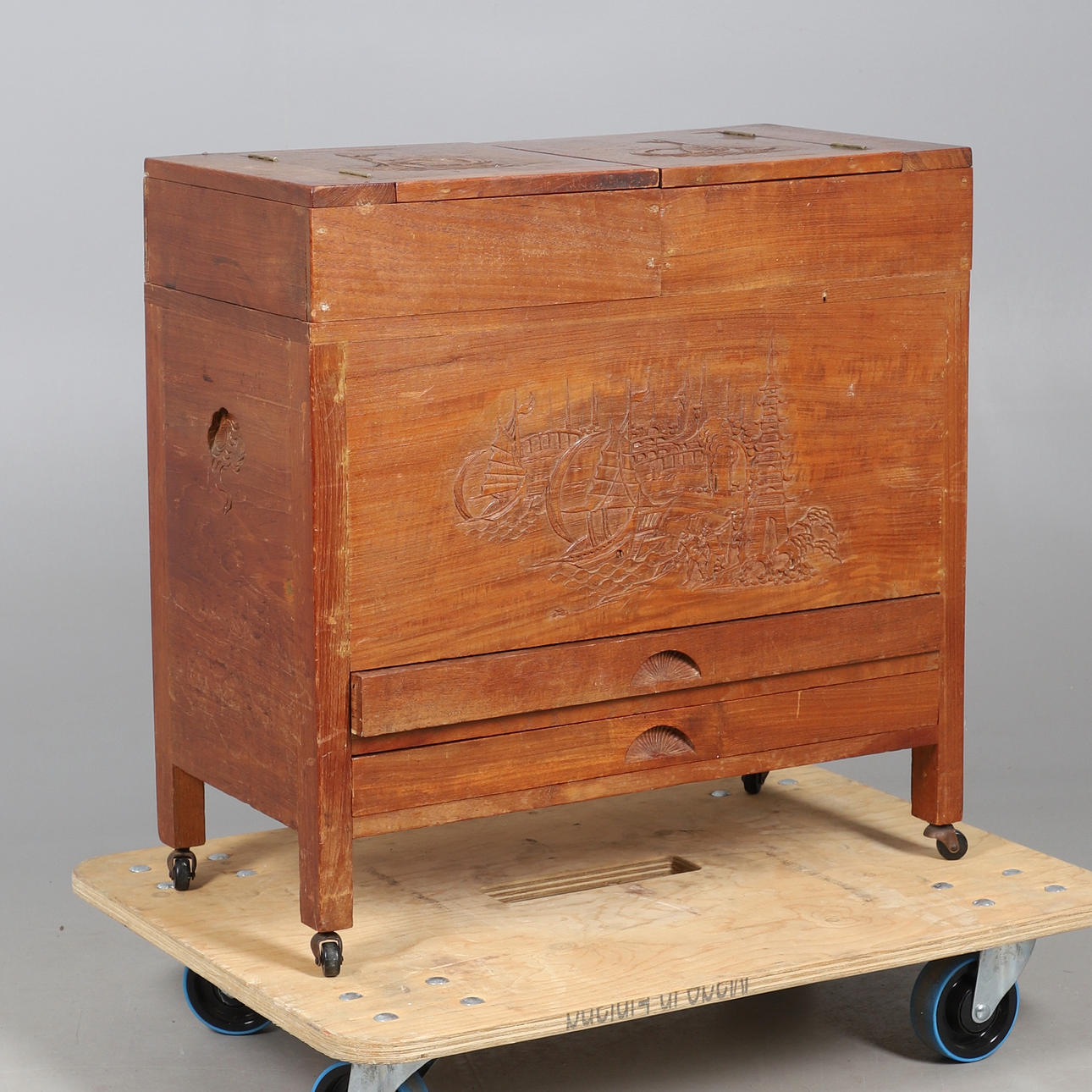 EINE ARBEITSBOX IM ORIENTALISCHEN STIL AUS DER MITTE DES JAHRHUNDERTS.