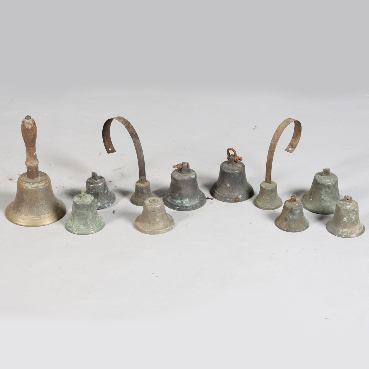 A COLLECTION OF VARIOUS BELLS (QTY).