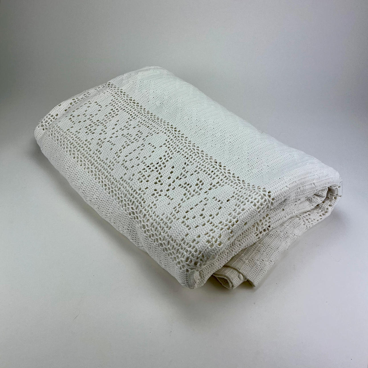 HÆKLET SENGETÆPPE.