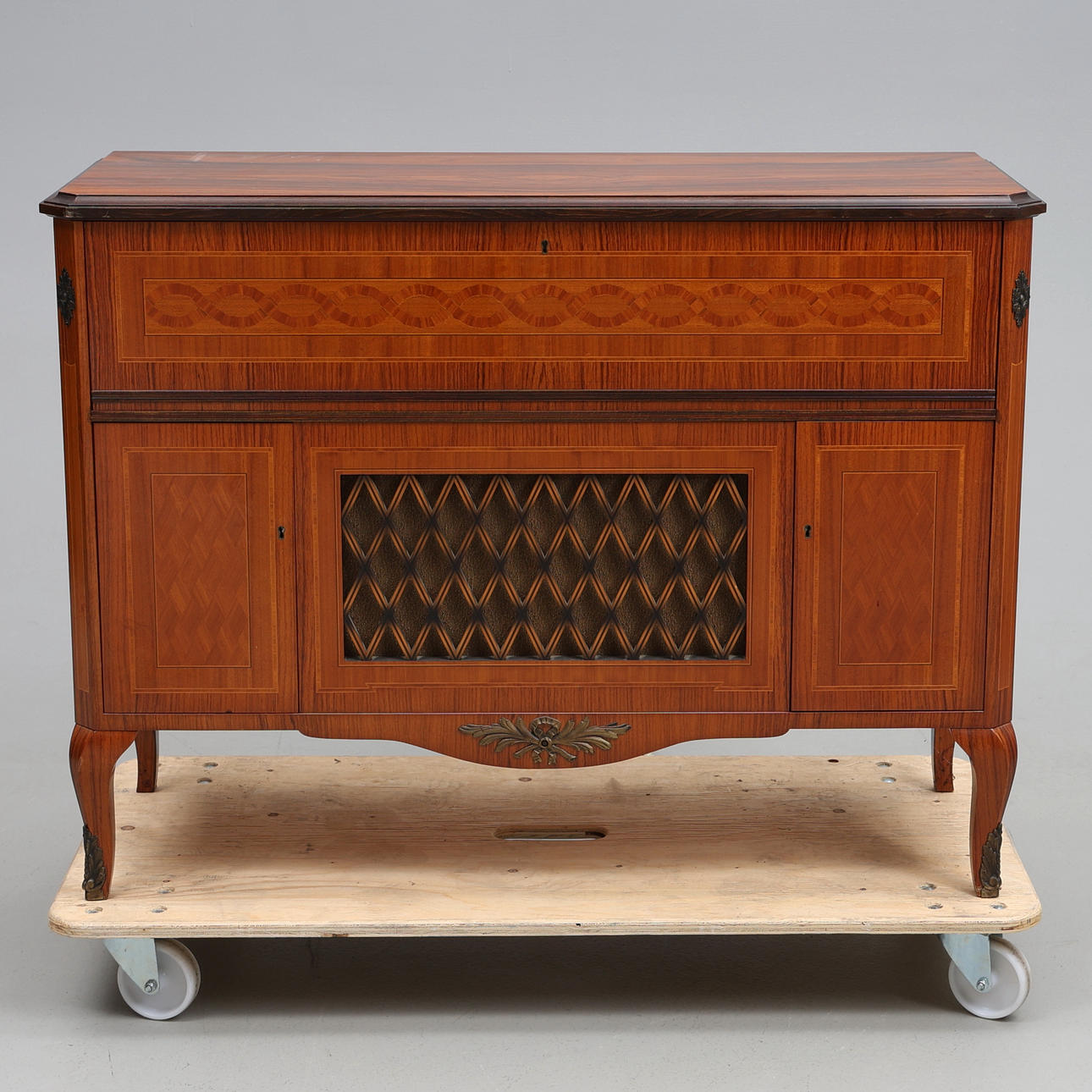 RADIO GRAMOPHONE WITH TURNTABLE DUX.