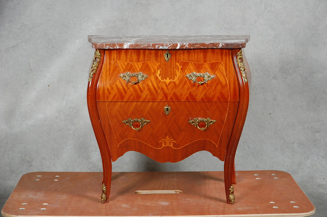 BYRÅ, rokokostil med stenskiva, 1900-tal.