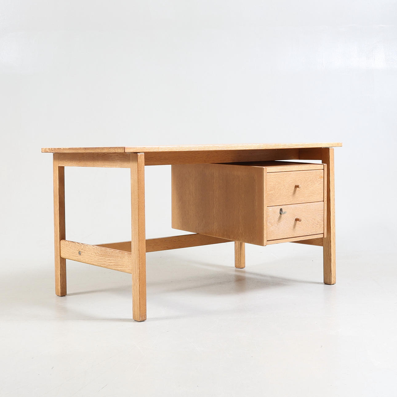 HANS J WEGNER. SKRIVEBORD, egetræ, Getama, Danmark, 1960'ere.