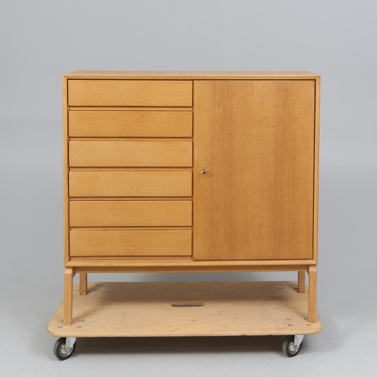 MARIAN GRABINSKI. IKEA. Highboard aus Eiche. Schweden, 1960er Jahre. Möbel - Schränke & Regale