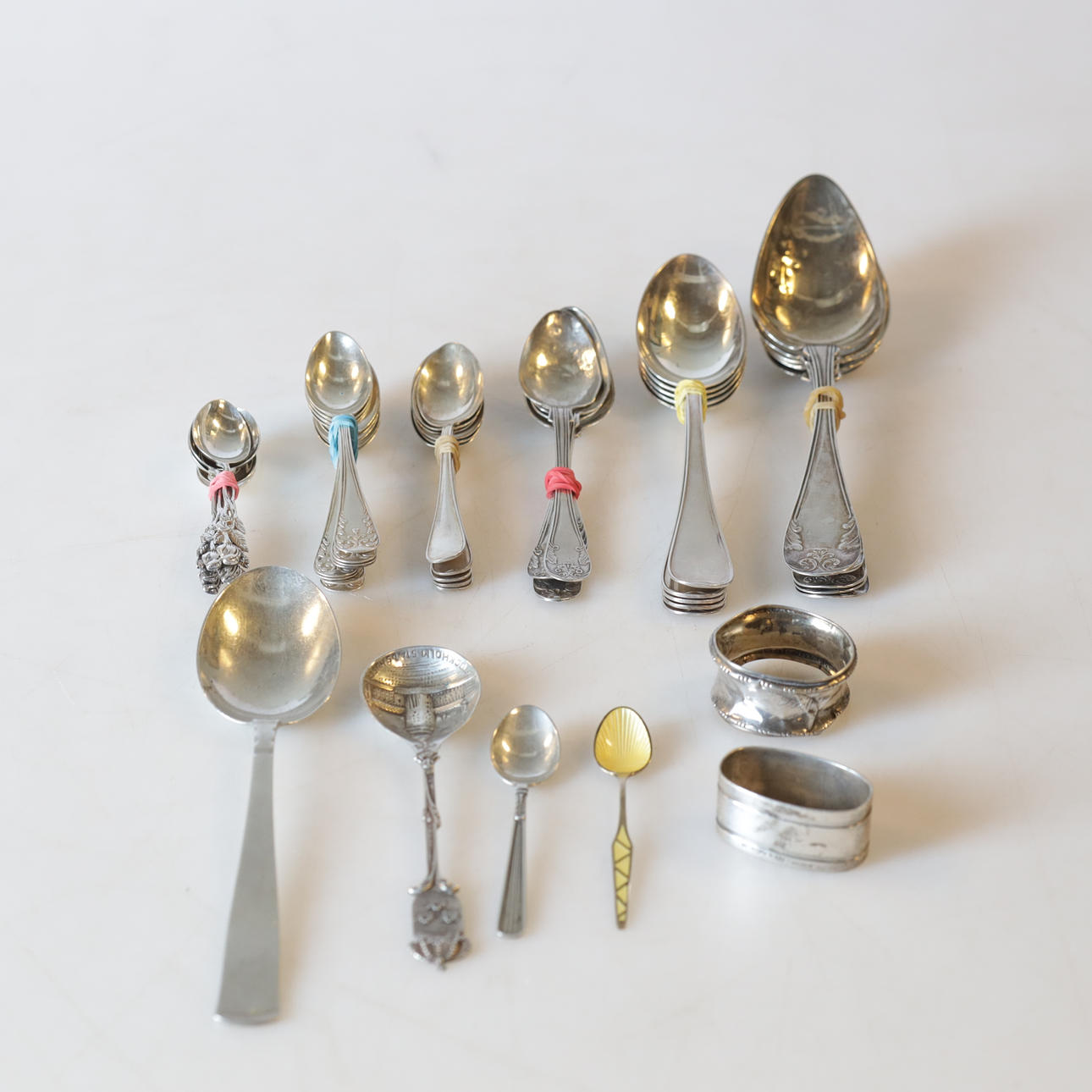 BESTIK OG SERVIETRINGE, sølv, Samlet vægt ca. 765g.