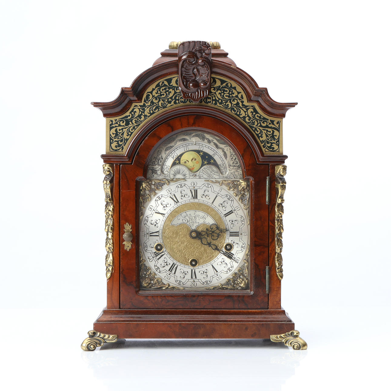 JOHN SMITH, TABLE CLOCK. Walnut and brass. London, 20th century. With mechanical clockwork.