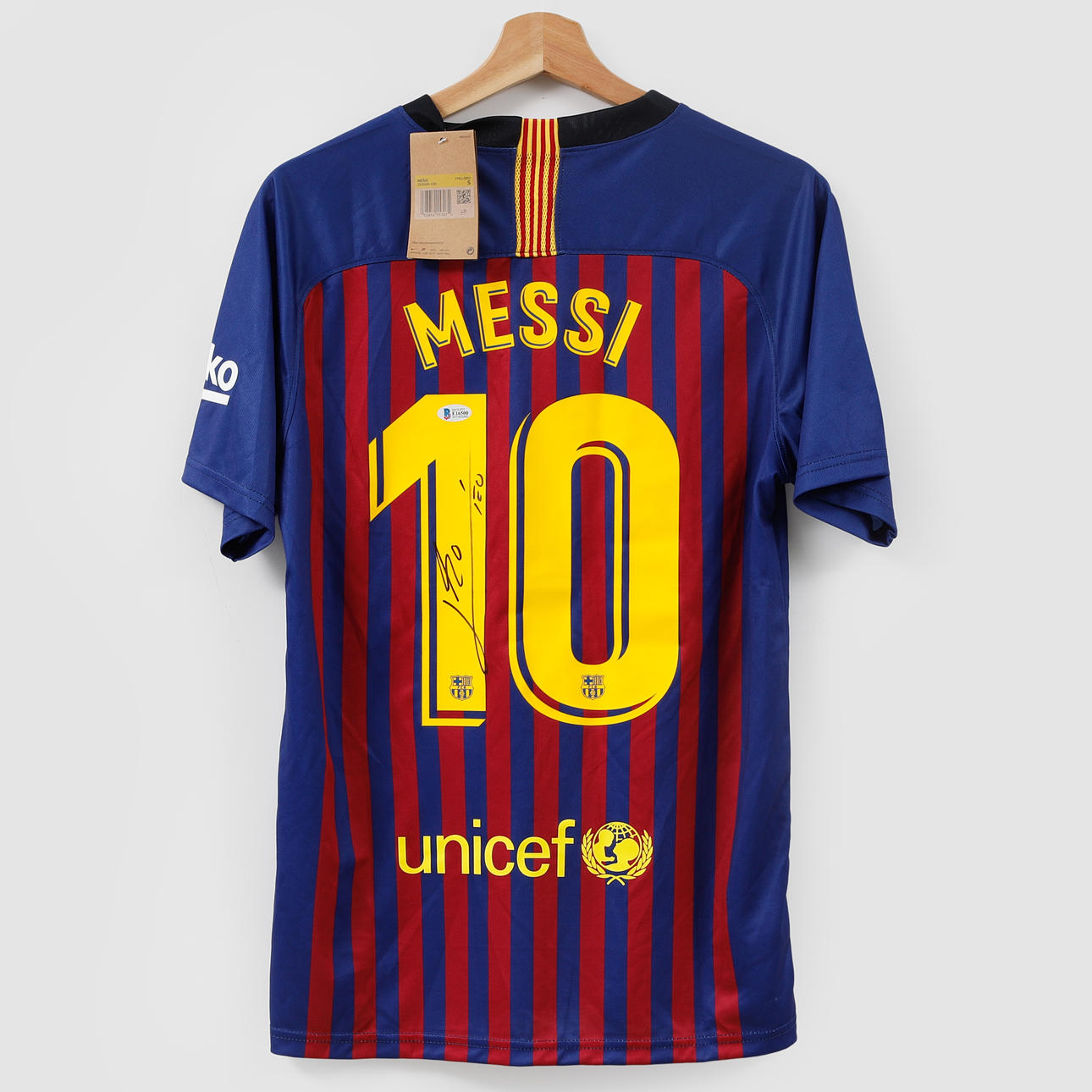 FOOTBALL SHIRT, FC Barcelona 2018/19, signed by Lionel Messi