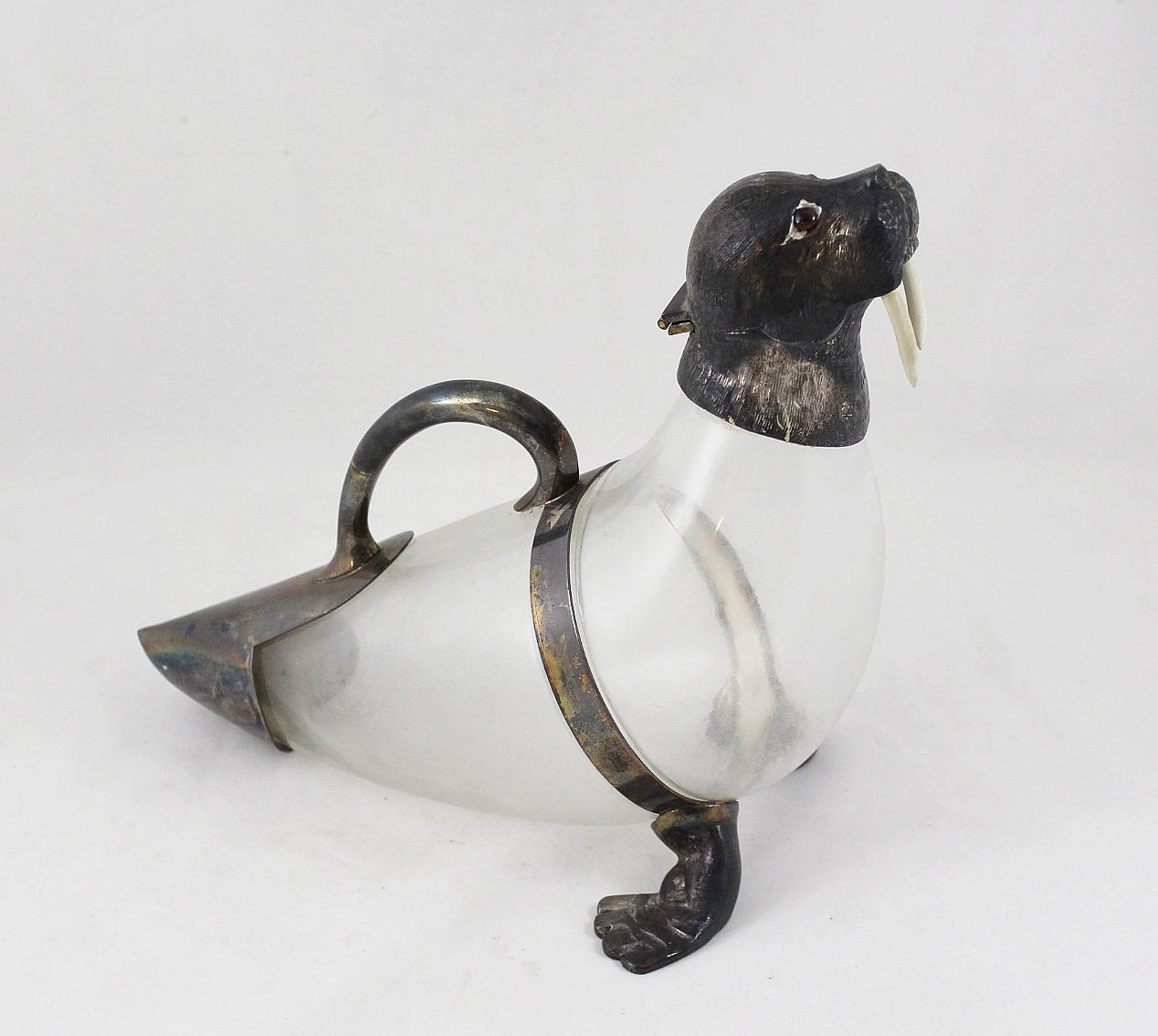 KARAFF, glas, metall, i form av en valross.