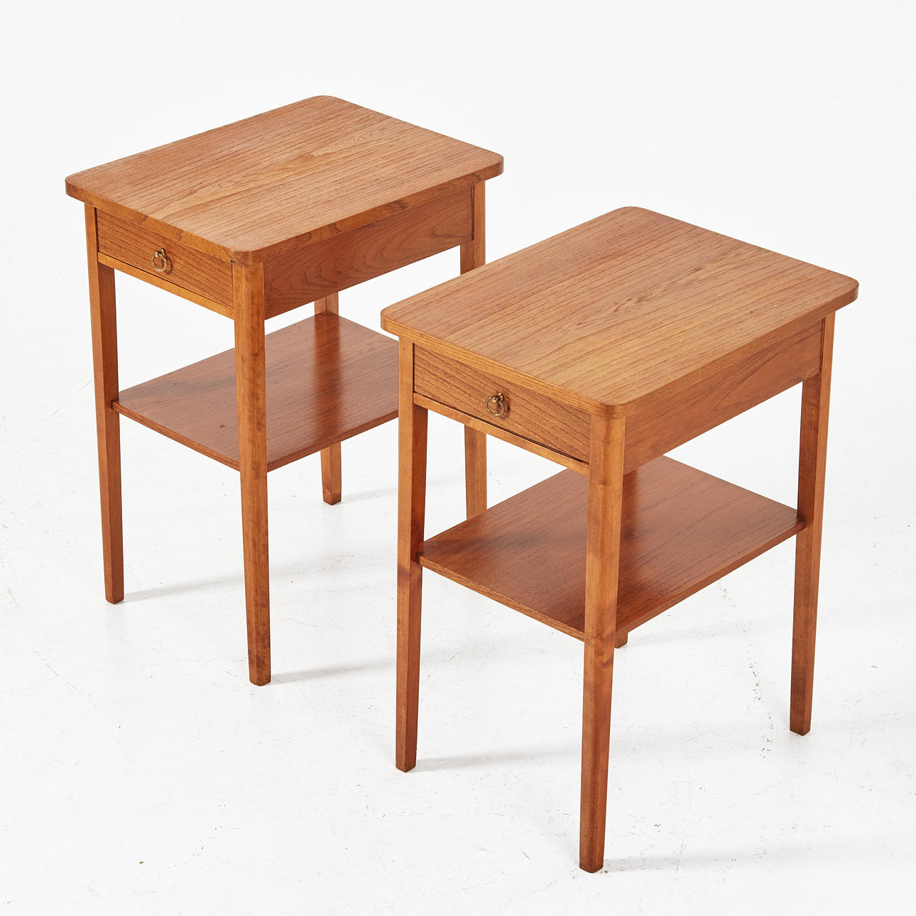 BEDSIDE TABLES, 1 pair, mid 20th century, sargen with drawer, oak veneer, brass pull handles.