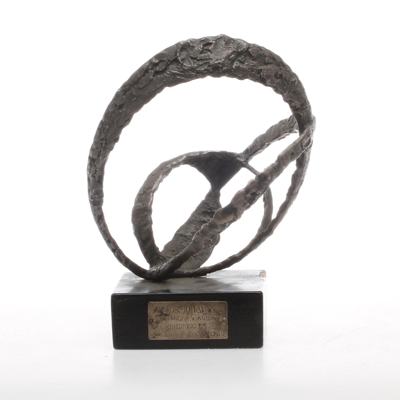 ARNE JONES. skulptur, signerad och numrerad "N:R 57".