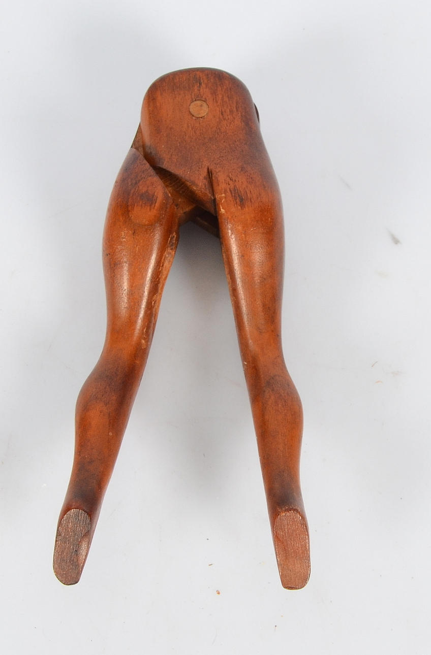 NÖTKNÄPPARE, Damben, trä, 1900-tal.