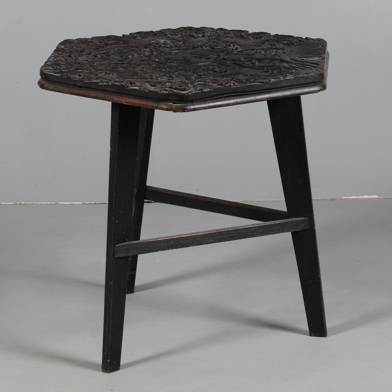 ETT KINESISKT EBONISERAT TILLFÄLLIGT BORD.