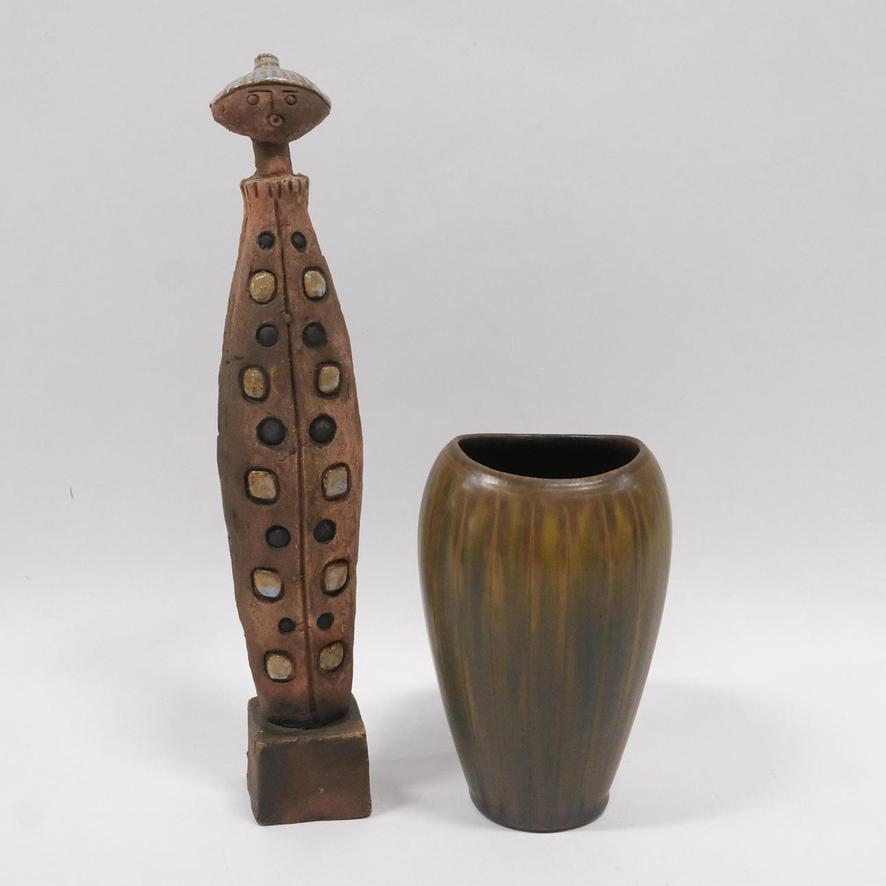 GUNNAR NYLUND, UN JARRÓN DE GRES. Y LARS BERGSTEN, ESCULTURA.