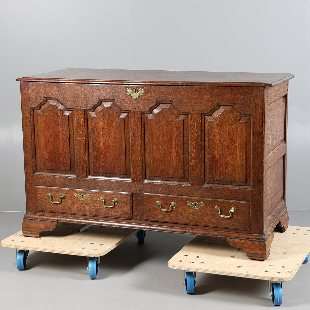 AN 18TH CENTURY OAK MULE CHEST.