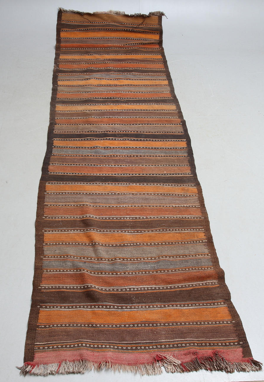 MATTA, rölakan, ca 360 x 102 cm.