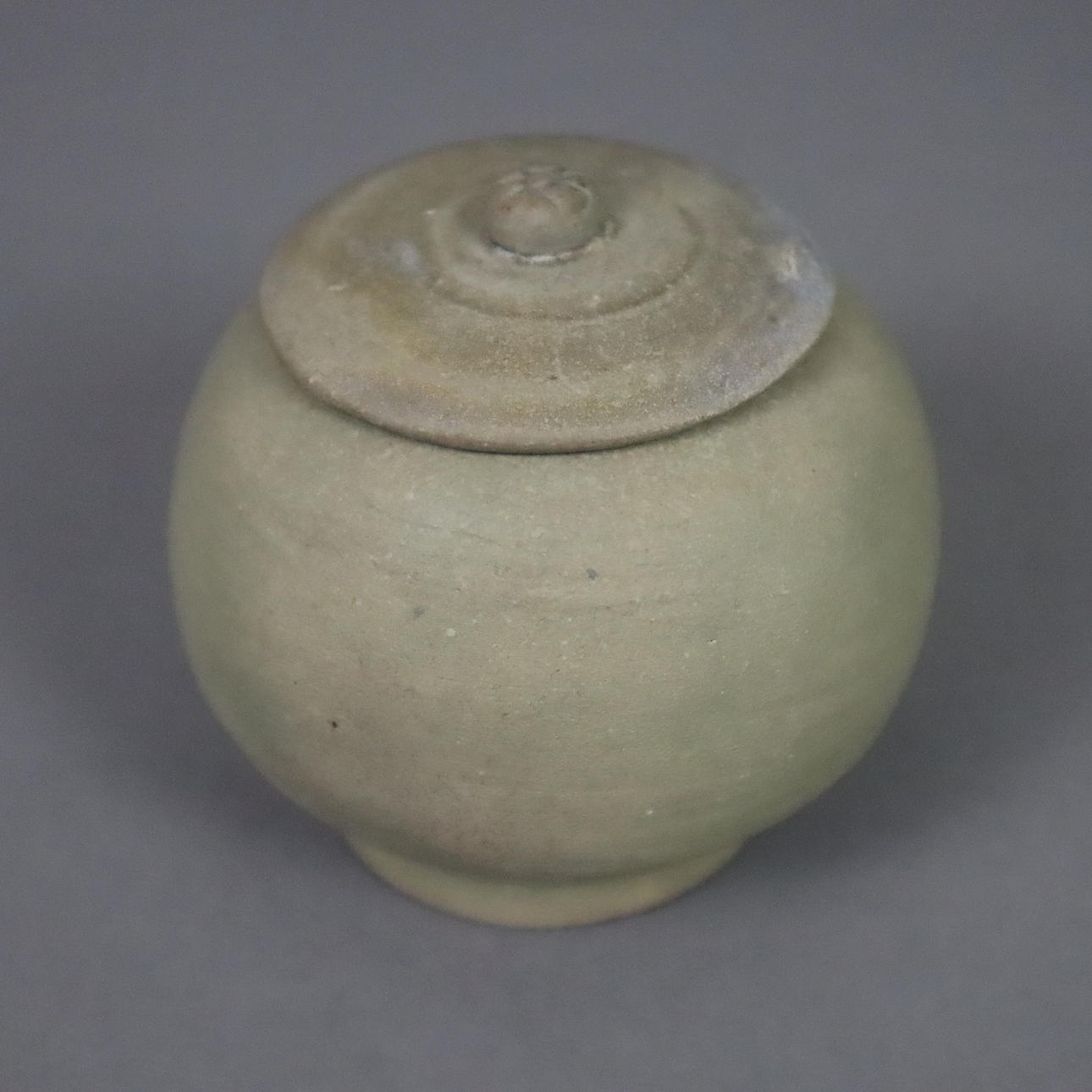 SMALL SPHERICAL YUE LID VESSEL, CHINA, STONEWARE.