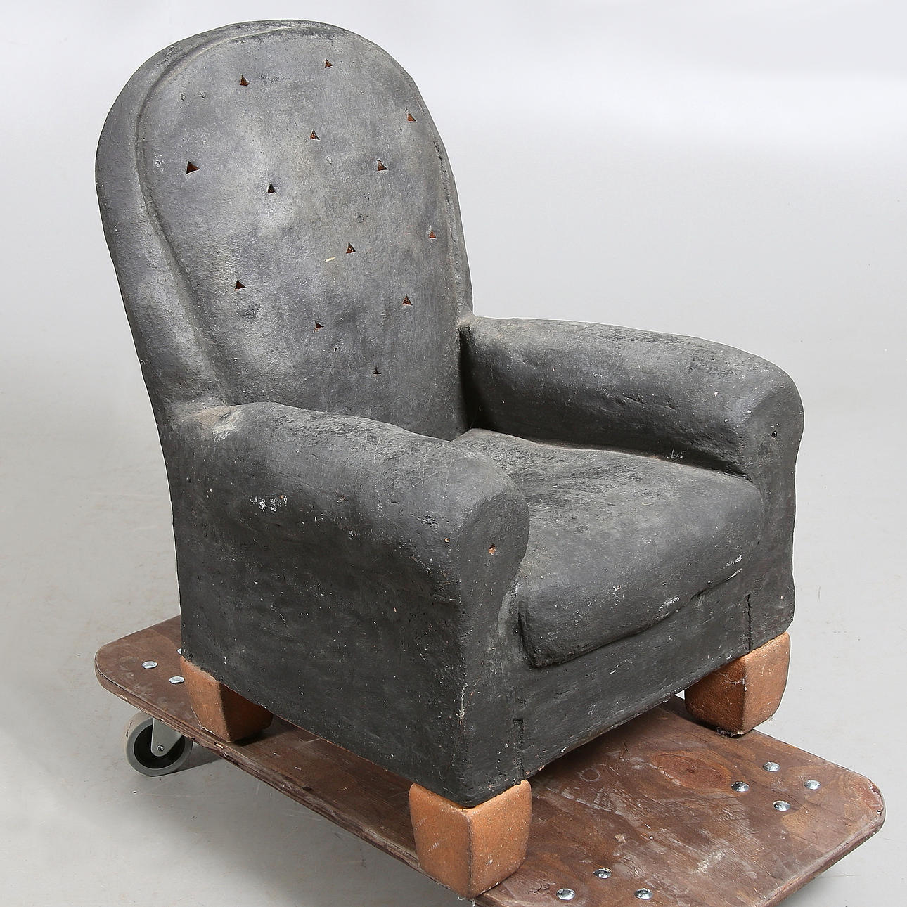 ANGELICA JULNER. Skulptur, fåtölj, stengods, "Alice i underlandet", signerad, 1990.