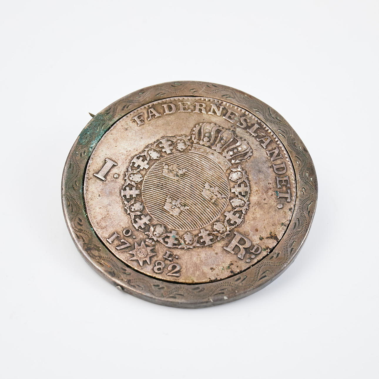 GUSTAV III 1 riksdaler, silver 1782, set as brooch also in silver.