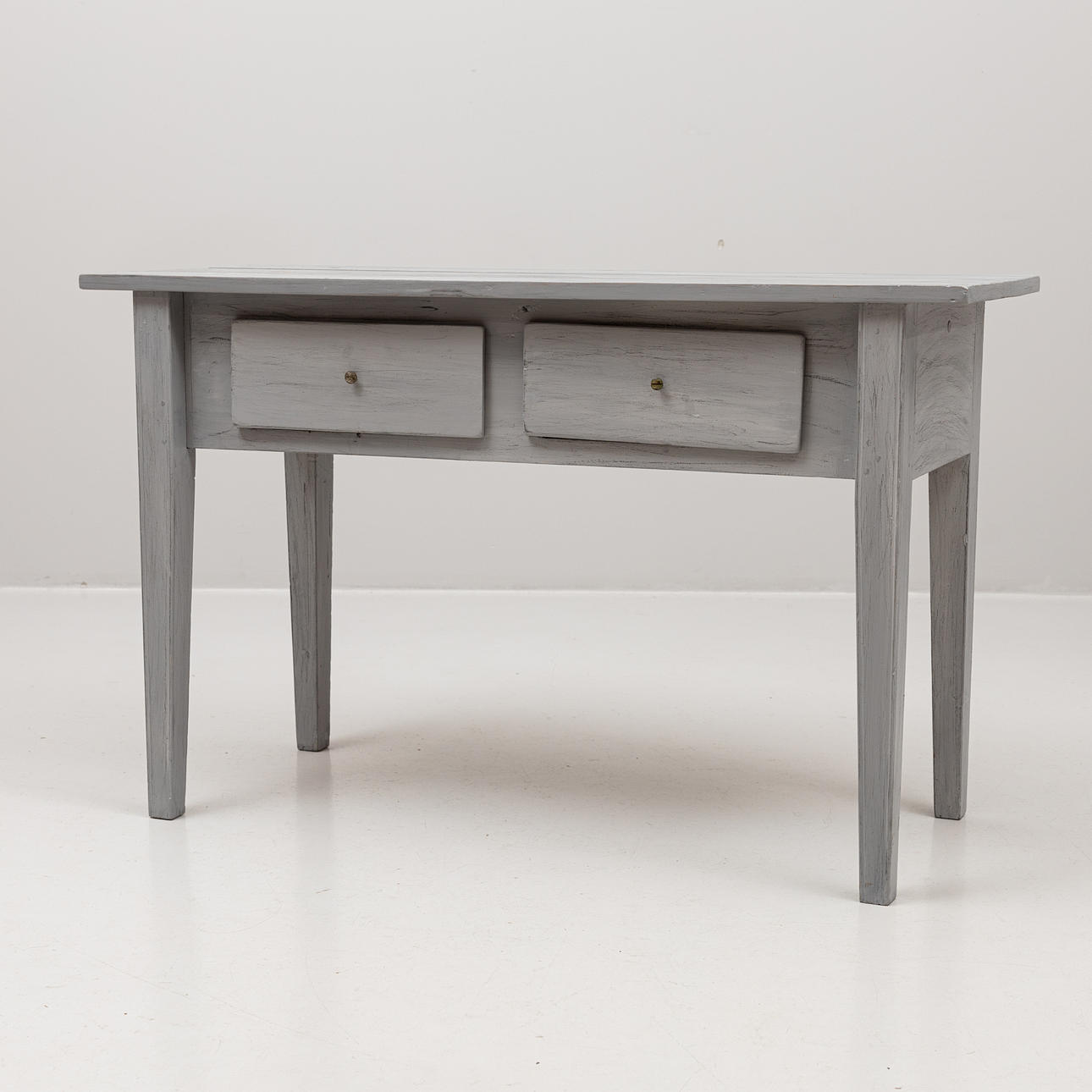Mesa pintada en gris del siglo XIX.