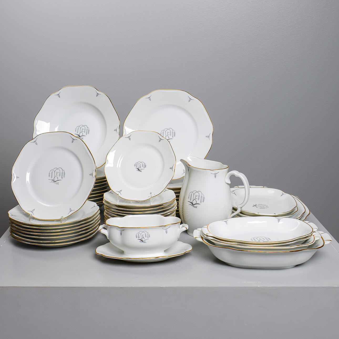 DINNERWARE for 8 persons, ALP Lidköping, 1925-31 (49 pieces).