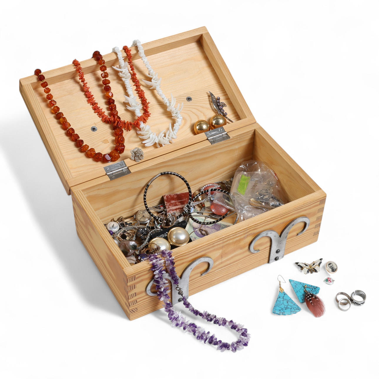 BIJOUTERIE, Incl. Silver and amber.