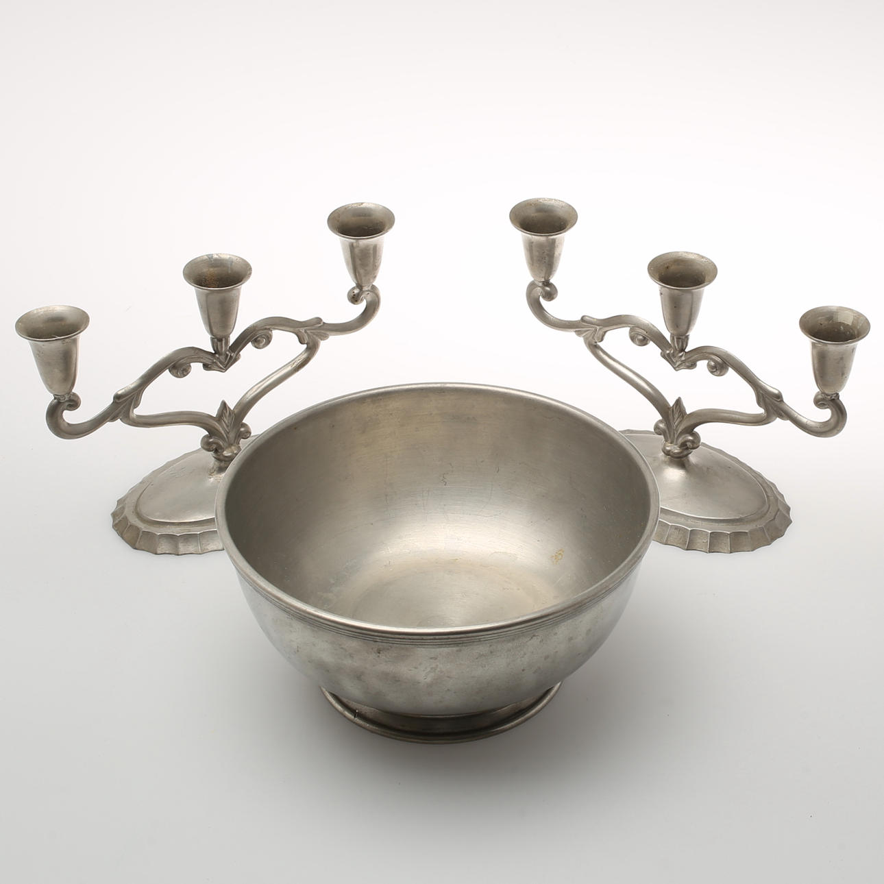 KANDELABRAR, ett par, SKÅL. Tenn.